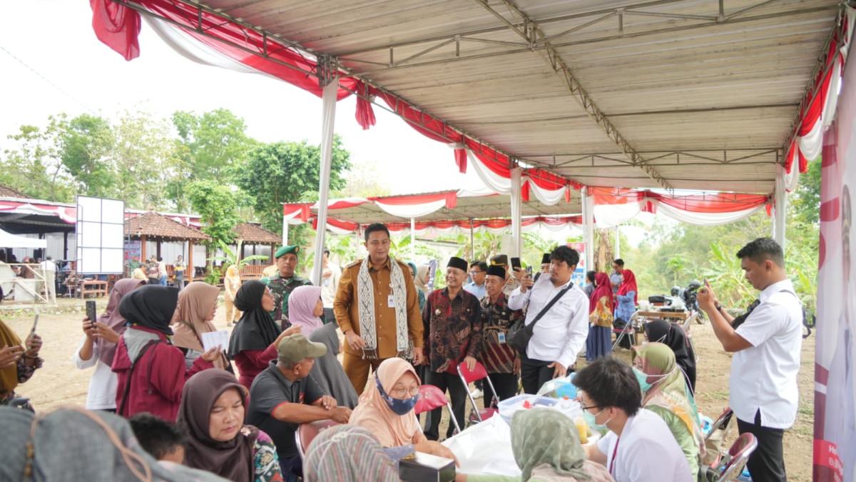 PROGRAM SAMBUNG RASA - Bupati Klaten Hamenang Wajar Ismoyo mengunjungi stan layanan kesehatan yang didirikan RSUD Bagas Waras saat Sambung Rasa di Joglo Mojoarum, Desa Jarum, Kecamatan Bayat, pada Selasa (30/9/2025).