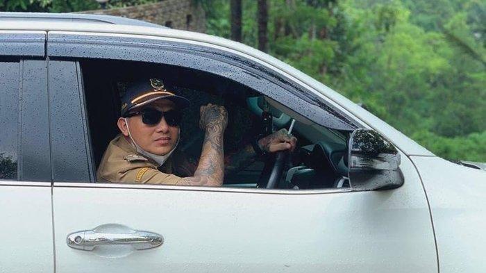 KADES HOHO DIKEROYOK - Hoho Alkaff, kades bertato asal Banjarnegara menjadi korban pengeroyokan saat aksi unjuk rasa ratusan anggota LSM di Balai Desa Purwasaba, Banjarnegara berujung ricuh.