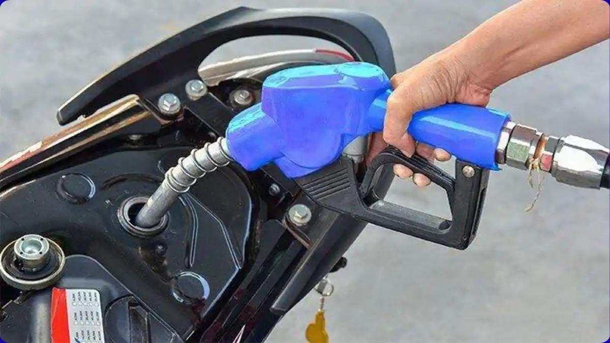 KEBIJAKAN JAM KERJA (Arsip) - Ilustrasi mengisi BBM di motor. 