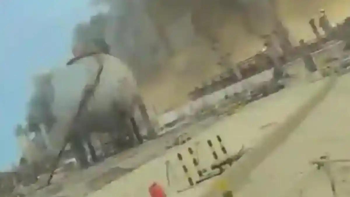 SERANGAN DRONE RAS TANURA - Asap membumbung dari kompleks kilang minyak Ras Tanura milik Saudi Aramco setelah insiden serangan pesawat tak berawak yang memicu kebakaran.