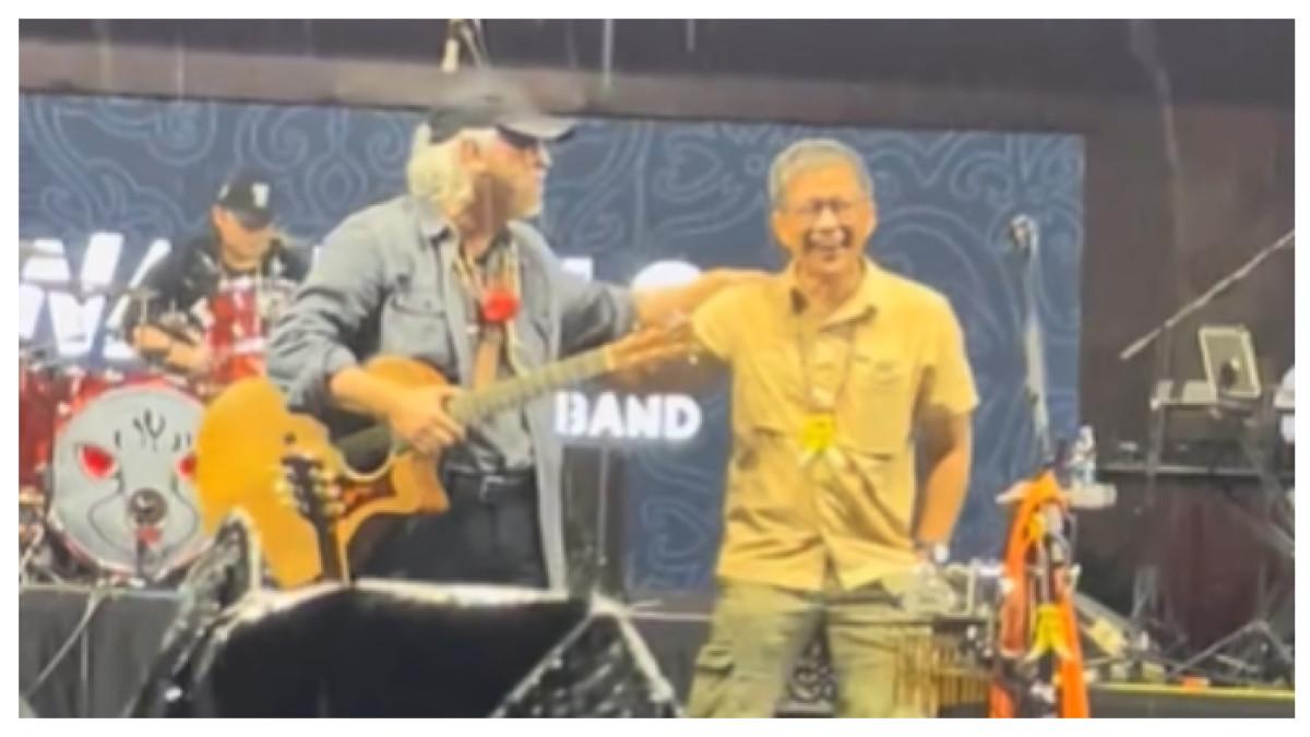 Reaksi tak terduga penyanyi Iwan Fals saat Rocky Gerung plesetkan lagu Sore Tugu Pancoran guna untuk menyindir Wapres Gibran, sontak ramai.