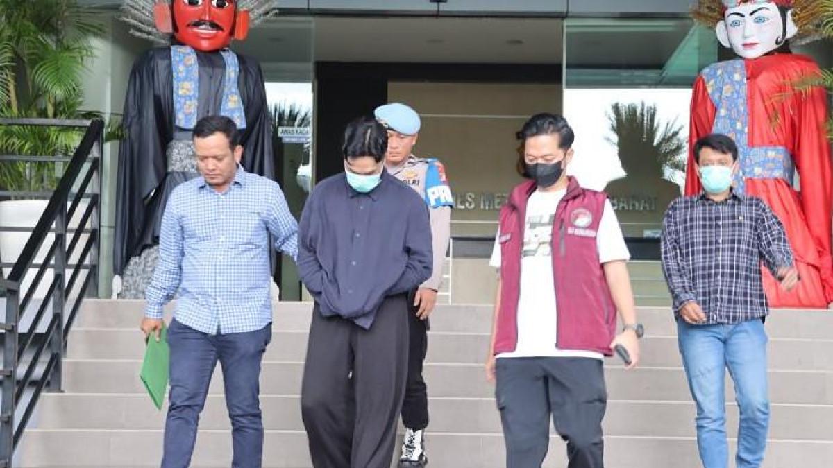 KASUS NARKOBA ARTIS - Polres Metro Jakarta Barat melakukan pemeriksaan kesehatan untuk Artis Leonardo Arya alias Onadio Leonardo atau yang akrab disapa Onad pada Minggu (2/11/2025) usai ditangkap dalam kasus narkoba. Dalam hal ini, Onad dinyatakan sehat.