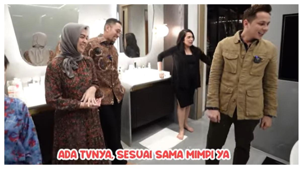 Mengintip kediaman Ahmad Sahroni yang sangat megah dan lengkap fasilitas mewahnya seperti televisi datar dan bathup yang jarang dipakai.