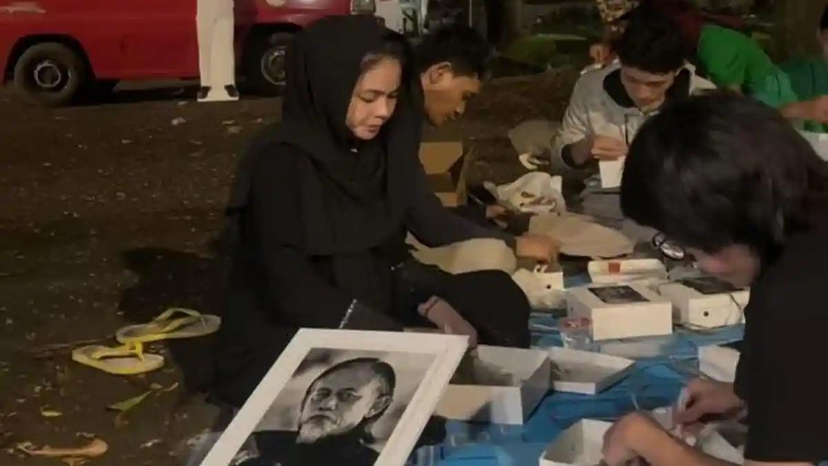 Sahur di makam Epy Kusnandar, Karina Ranau tulis: “Sahur Pih...” Momen haru di Ramadan.
