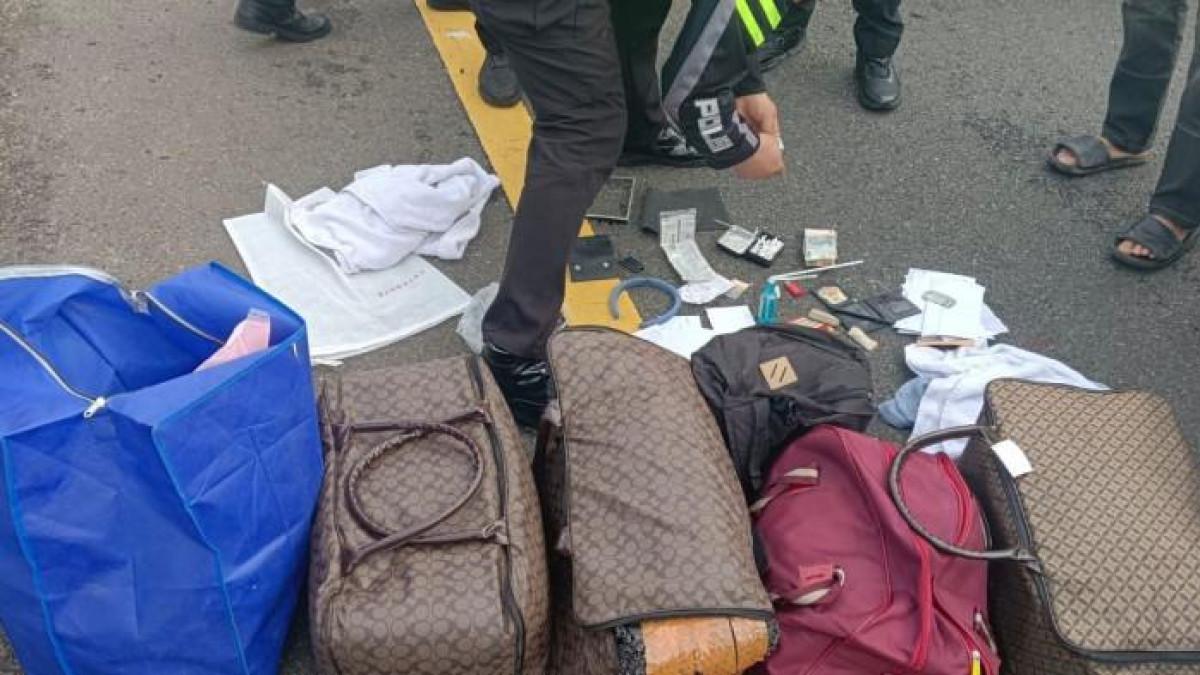 TEMUKAN NARKOBA - Dandim 0411/KM dan jajaran saat mengamankan narkotika dari mobil yang terlibat kecelakaan Tol Lampung, tepatnya di jalur B Km 136 Terbanggi Besar - Bakauheni, Kamis (20/11/2025).