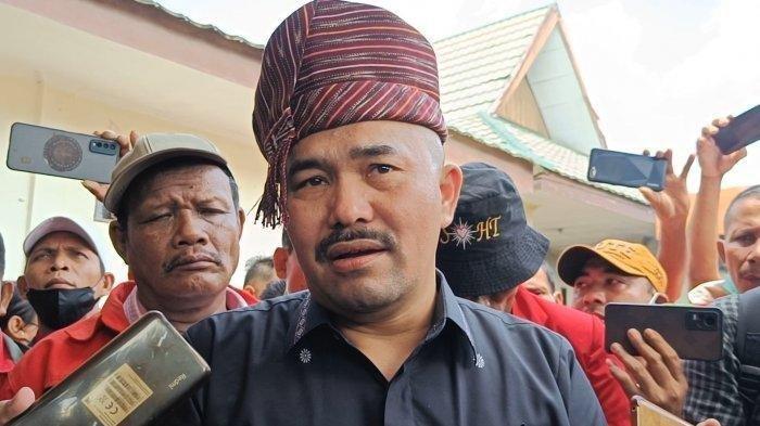 KONDISI TERKINI KAMARUDDIN - Pengacara Kamaruddin Simanjuntak terlihat kurus dan pucat saat dijenguk rekan-rekannya setelah sempat dikabarkan sakit, Senin (11/5/2026).