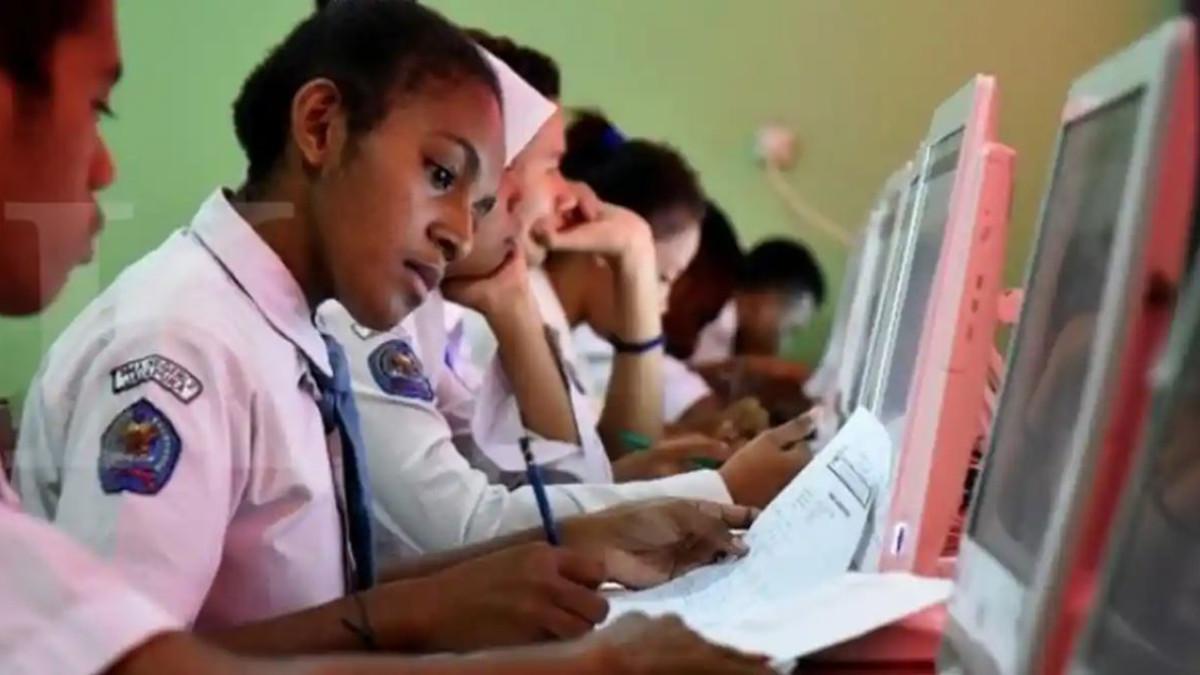 KUNCI JAWABAN BAHASA INDONESIA - Siswa siswi SMA Negeri 2 Jayapura di Kota Jayapura, Papua, Kamis (23/3). Kunci Jawaban Bahasa Indonesia Kelas 12 Halaman 175 Kurikulum Merdeka Ayo Berlatih mencari informasi penting dalam Buku Jalur Rempah Nusantara.
