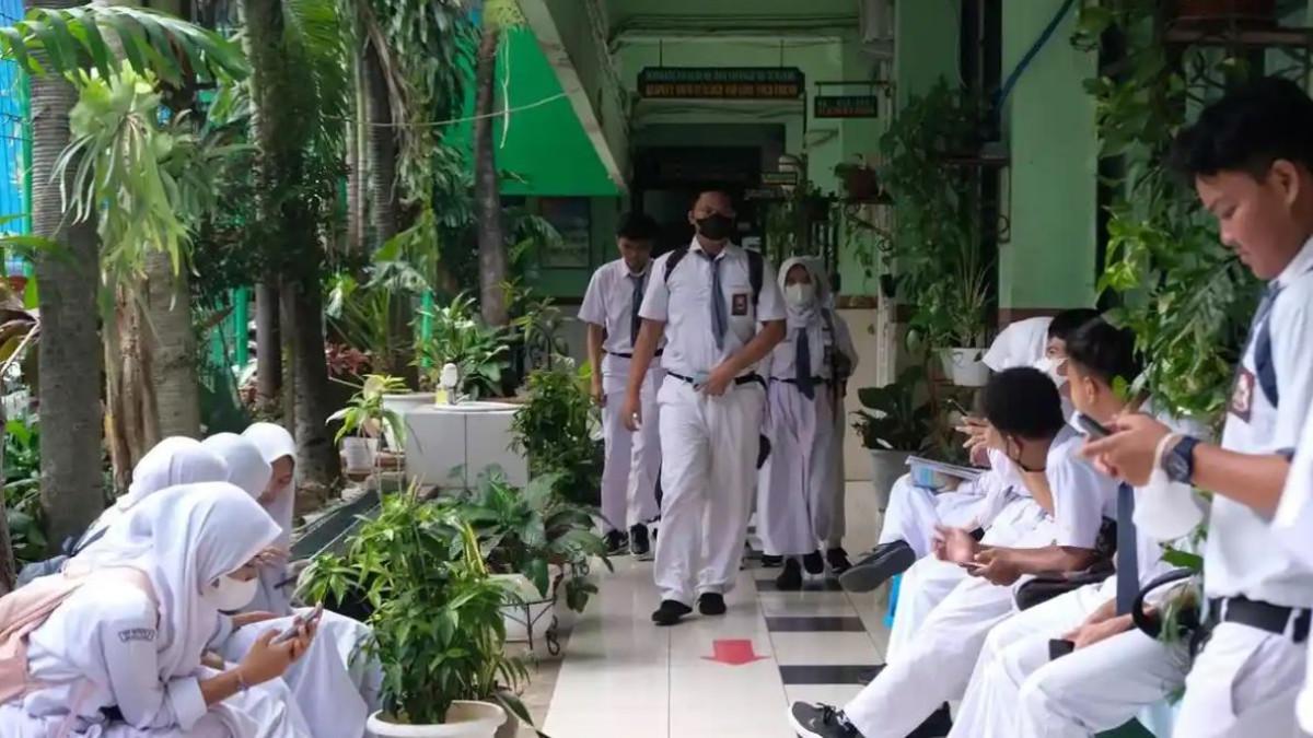 KUNCI JAWABAN BAHASA INGGRIS - Sejumlah siswa SMA Negeri 35 Jakarta, bercengkerama dengan teman-temannya saat jam pulang sekolah, Senin (5/12/2022). Berikut ini kunci jawaban Bahasa Inggris kelas 11 SMA/MA halaman 141 activity 1 Kurikulum Merdeka Edisi Revisi