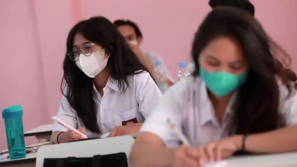 KUNCI JAWABAN BIOLOGI - Sejumlah siswa mengikuti uji coba pembelajaran tatap muka terbatas di SMA Negeri 1 Tangerang, Banten, Senin (6/9/2021). Simak kunci jawaban Biologi Kelas 12 SMA Halaman 234 Bab 4 terdapat pada Aktivitas 4.17 Mengenal Sel Punca pada Manusia