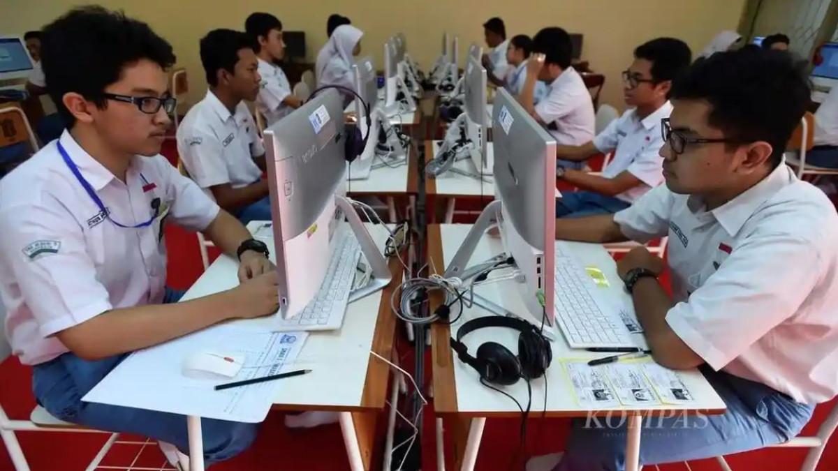 KUNCI JAWABAN GEOGRAFI - Siswa SMA mengikuti ujian nasional berbasis komputer. Kementerian Pendidikan Dasar dan Menengah Abdul Mu’ti menyampaikan rencana menghidupkan kembali sistem penjurusan IPA, IPS, dan Bahasa di jenjang pendidikan sekolah menengah atas (SMA). Inilah kunci jawaban Geografi kelas 11 SMA/MA halaman 229 aktivitas 4.4 Kurikulum Merdeka: Lingkungan dan Kependudukan.