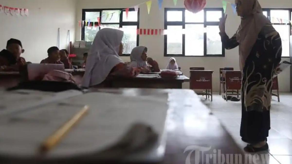 KUNCI JAWABAN IPAS - Sejumlah siswa mengikuti pelajaran di Sekolah Dasar Pasirranji 04, Desa Cireundeu, Cikarang, Bekasi, Jawa Barat, Jumat (29/11/2024). Soal ini terdapat pada buku Ilmu Pengetahuan Alam dan Sosial (IPAS) Kelas 6 Kurikulum Merdeka, pada Halaman 103, bagian Ayo, Mengamati: Kasus 2.