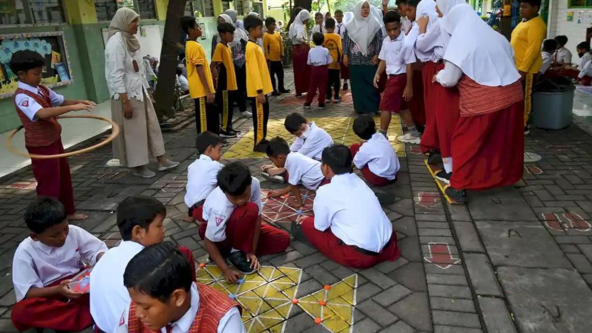 KUNCI JAWABAN PAI - Sebelum memulai proses pembelajaran, siswa mendapatkan waktu 30 menit untuk mengikuti berbagai macam permainan tradisional yang sudah disiapkan pihak sekolah di SDN Menur Pumpungan IV Surabaya, Kamis (30/10/2025). Berikut merupakan kunci jawaban buku Pendidikan Agama Islam kelas SD/MI Kurikulum Merdeka halaman 102 bab 4: Refleksi