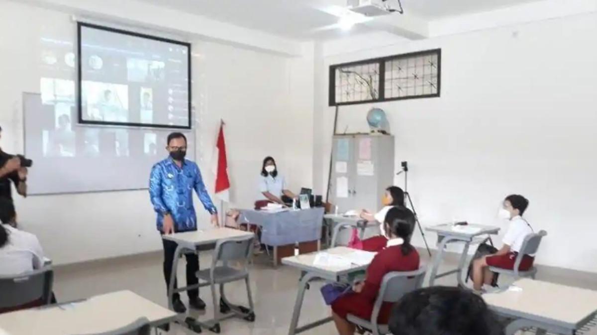 KUNCI JAWABAN INFORMATIKA - Suasana hari pertama Pembelajaran Tatap Muka (PTM) terbatas di SD Mardi Waluya Bogor Jalan Pahlawan, Kecamatan Bogor Selatan, Kota Bogor, Senin (18/10/2021). Simak kunci jawaban Informatika Kelas 6 Halaman 71.