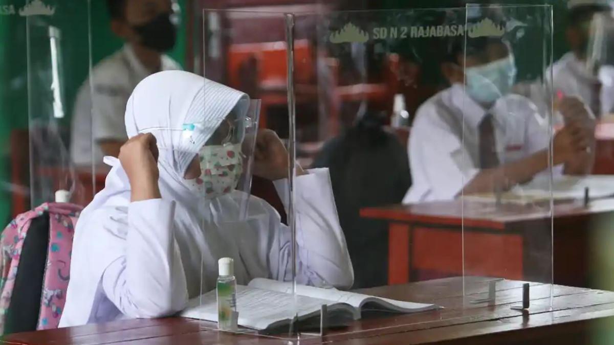KUNCI JAWABAN INFORMATIKA - Siswa mengikuti pembelajaran tatap muka (PTM) di UPT SD Negeri 2 Rajabasa, Senin (13/9/2021). Simak kunci jawaban Informatika Kelas 6 Halaman 82