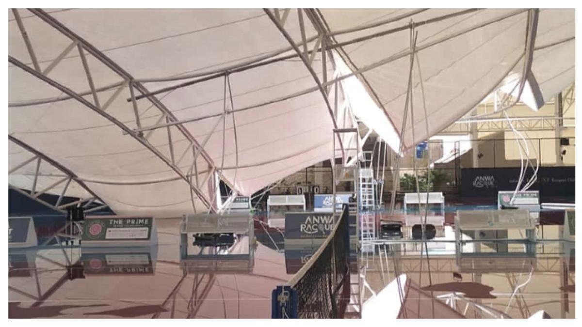 Lapangan padel ambruk