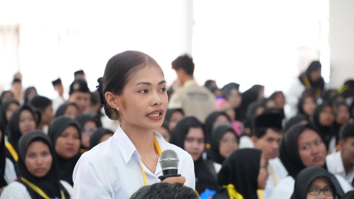 HAMENANG DAN MAHASISWA - Salah satu mahasiswa baru Universitas Muhammadiyah Klaten (UMKLA) ajukan pertanyaan kepada Bupati Klaten Hamenang Wajar Ismoyo saat kegiatan PKKMB Tahun 2025, Rabu (1/10/2025).