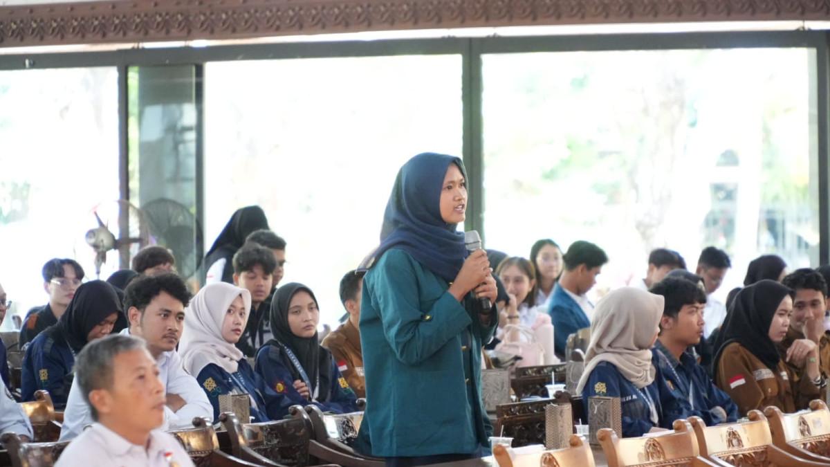 FORUM DISKUSI MAHASISWA - Salah satu mahasiswa melontarkan pertanyaan kepada Bupati Klaten Hamenang Wajar Ismoyo saat forum diskusi dengan ratusan mahasiswa yang mengangkat tema