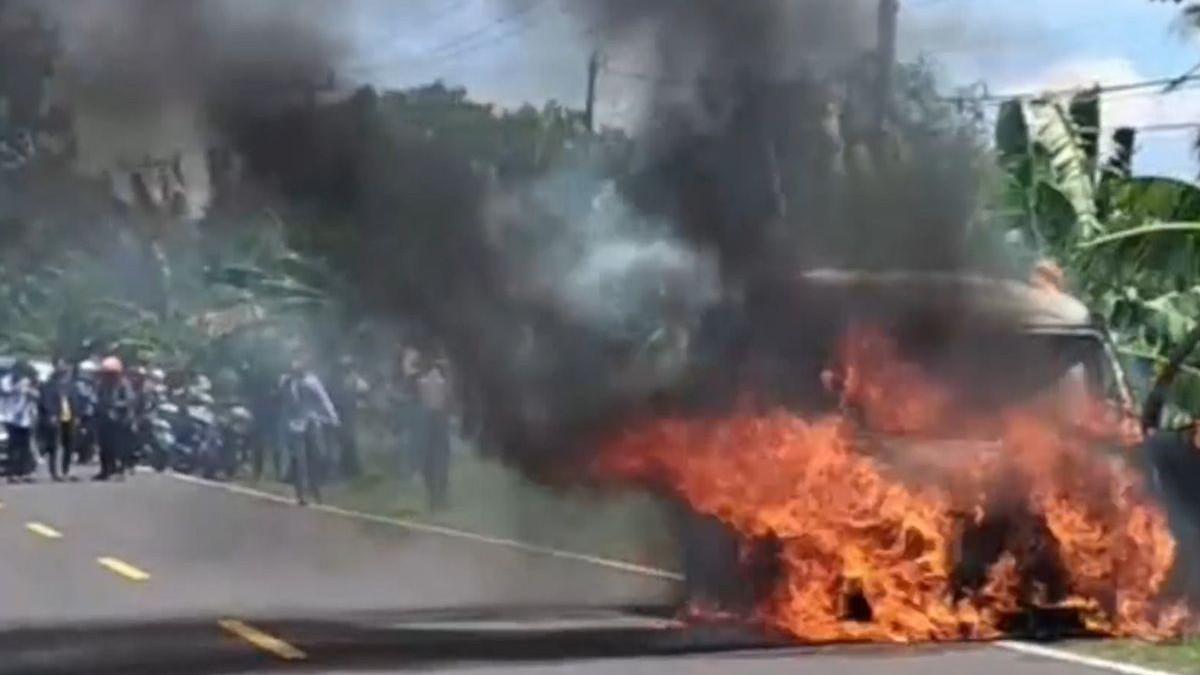 MOBIL BANK TERBAKAR - Potret mobil bank plat merah yang membawa uang tunai sebesar Rp4,6 miliar untuk pengisian ATM di Majene terbakar.