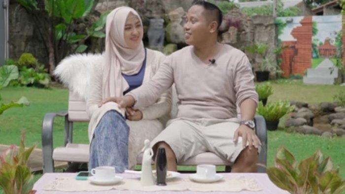 Narji dan Istrinya, Widiyanti.