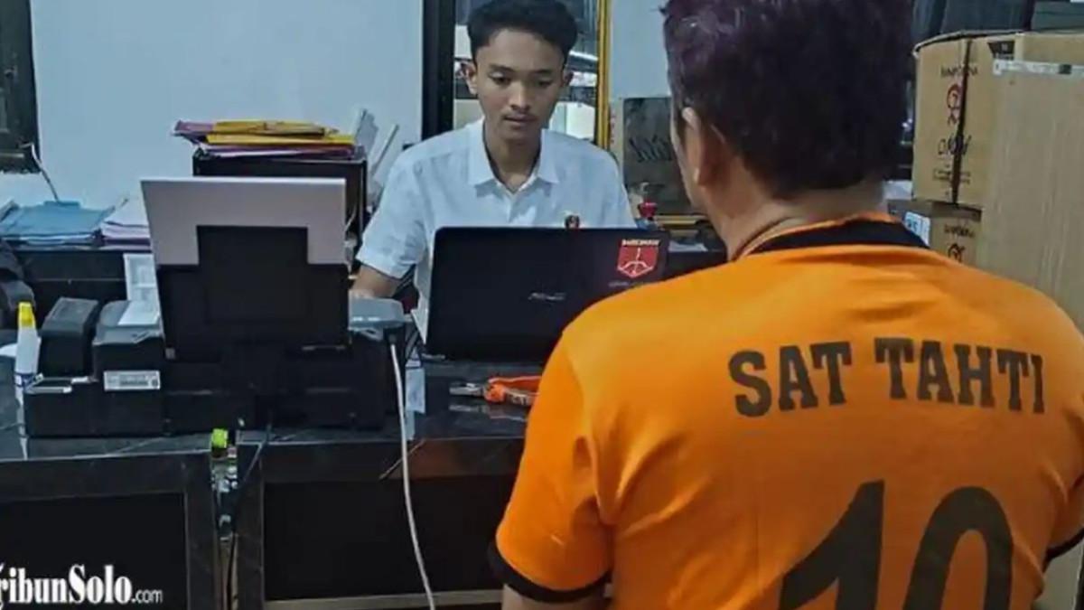 PELAKU PENGGELAPAN - Pelaku penggelapan mobil Innova dengan modus menyamar sebagai pegawai koperasi, saat dihadirkan di Polres Wonogiri, Rabu (19/11/2025). Hasil penyelidikan membawa polisi ke Kabupaten Trenggalek, tempat pelaku berada