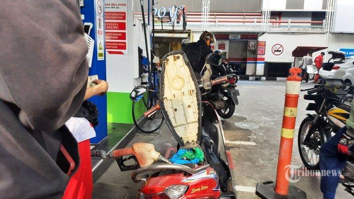 Pemerintah menaikkan harga BBM subsidi.