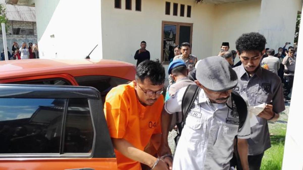 HUKUM: Hanafi, pelaku penghilangan nyawa pegawai BPS Halmahera Timur, Maluku Utara saat melakukan rekonstruksi di TKP rumah dinas BPS di Desa Soagimalaha Kecamatan Kota Maba, Senin (11/8/2025). Saat ini ia ditahan di sel Polres Halmahera Timur karena alasan keamanan