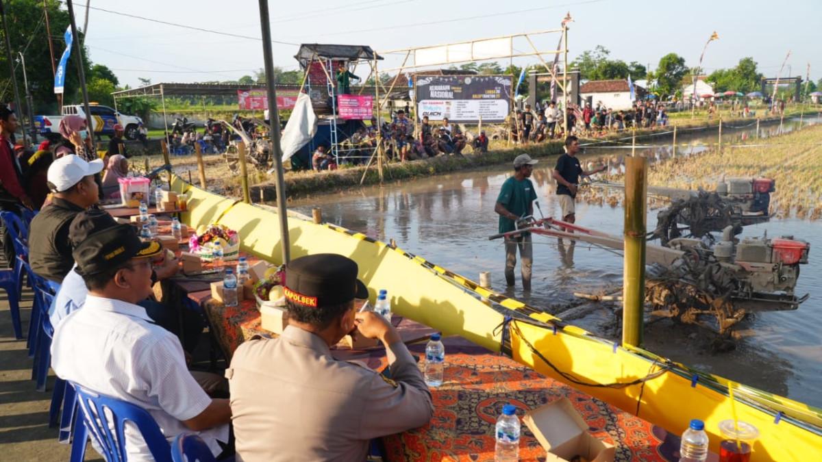 LOMBA BALAP TRAKTOR -Peserta memacu traktor dalam perlombaan balap traktor di Desa Karangduren, Kecamatan Kebonarum, Klaten, Sabtu (27/9/2025).