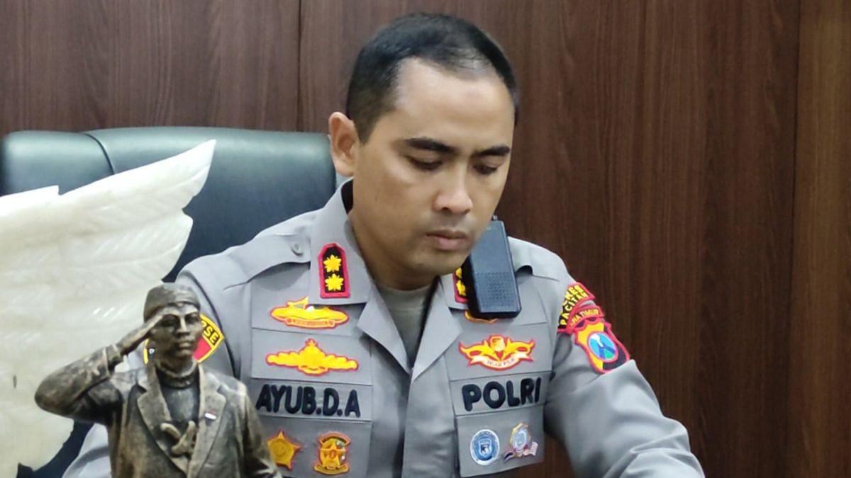 NASIB MBAH TARMAN - Kapolres Pacitan AKBP Ayub Diponegoro Azhar di ruangannya ketika memberi keterangan terkait pernikahan dengan mahar cek senilai Rp 3 miliar di Kabupaten Pacitan Jawa Timur, Jumat (10/10/2025).