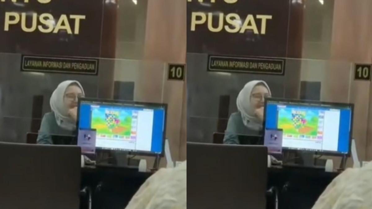 PETUGAS MAIN GAME - Seorang petugas perempuan di Pelayanan Terpadu Satu Pintu (PTSP) Pengadilan Negeri Jakarta Pusat terciduk sedang bekerja sambil bermain game yang viral di media sosial pada Rabu (18/3/2026).