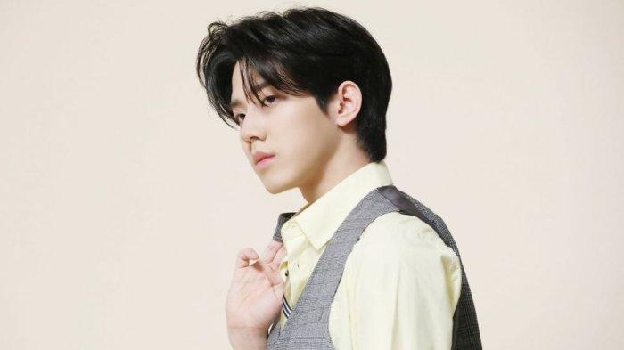 RUMOR KENCAN DOWOON - Drummer DAY6, Dowoon, tengah menjadi sorotan usai muncul dugaan hubungan asmara dengan influencer Yoo Ji Yoo yang ramai dibahas netizen Korea Selatan.
