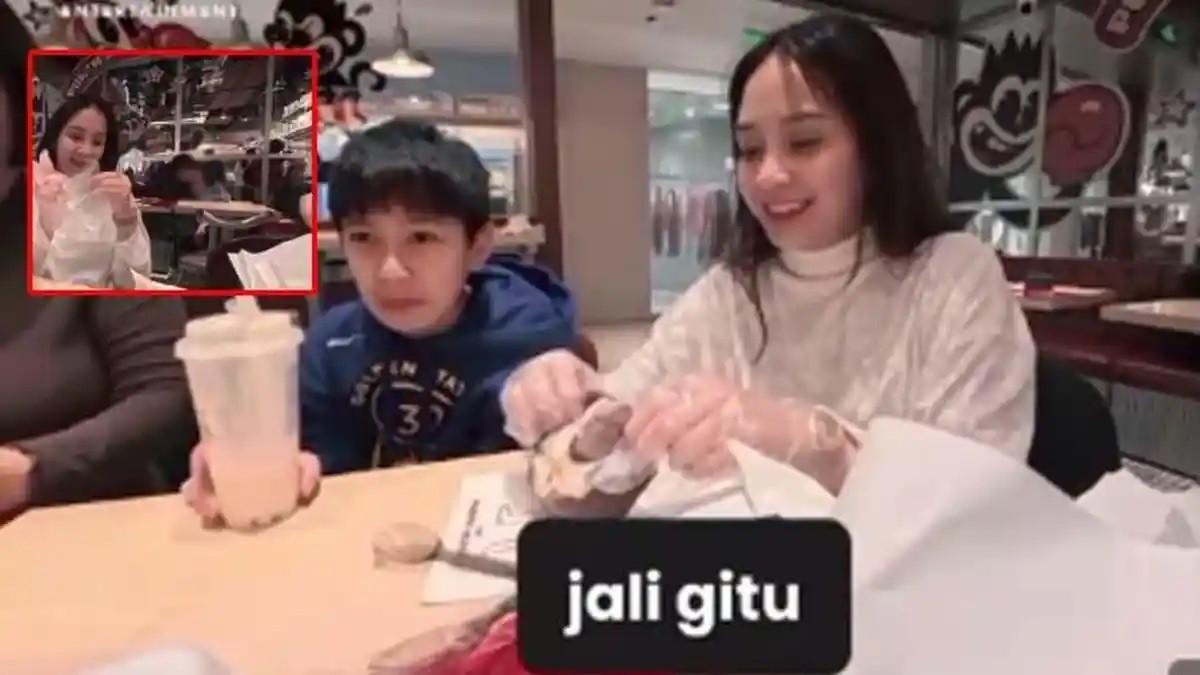 VIRAL VLOG RANS - Rafathar Malik Ahmad bersama Nagita Slavina saat kulineran di sebuah mal di Shanghai, China, beberapa waktu lalu, sebelum momen tak terduga yang kemudian ramai diperbincangkan di media sosial.