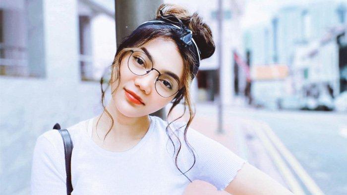 Rina Nose ungkap alasan operasi hidung dengan dokter Tompi di Indonesia. Ia juga meluruskan anggapan keliru soal istilah bedah plastik.