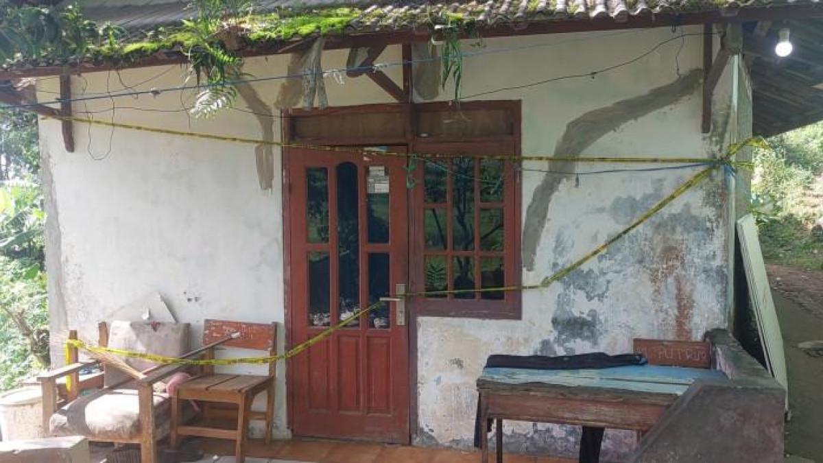 PEMBUNUHAN DI BOGOR - Penampakan rumah korban pembunuhan di kawasan Puncak Bogor di Cisarua, Kabupaten Bogor, Senin (24/11/2025).