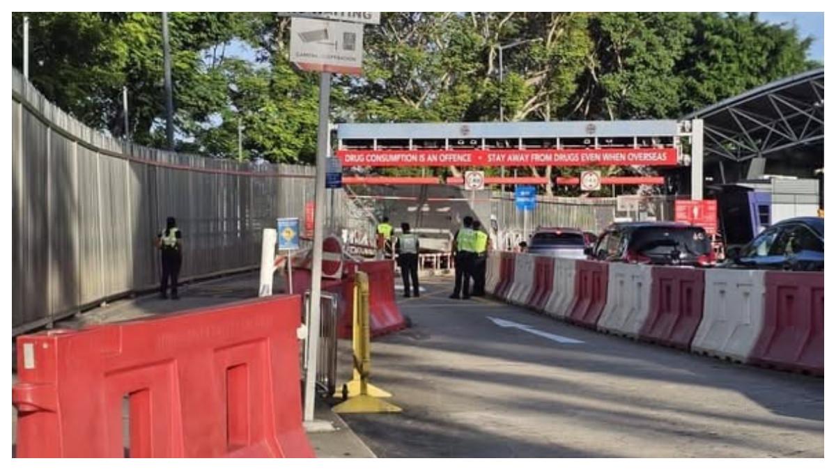 Sebuah Lori Masuk Ke Laluan Motorsikal..
Kejadian Berlaku Dekat Laluan Keluar Di Woodland Checkpoint