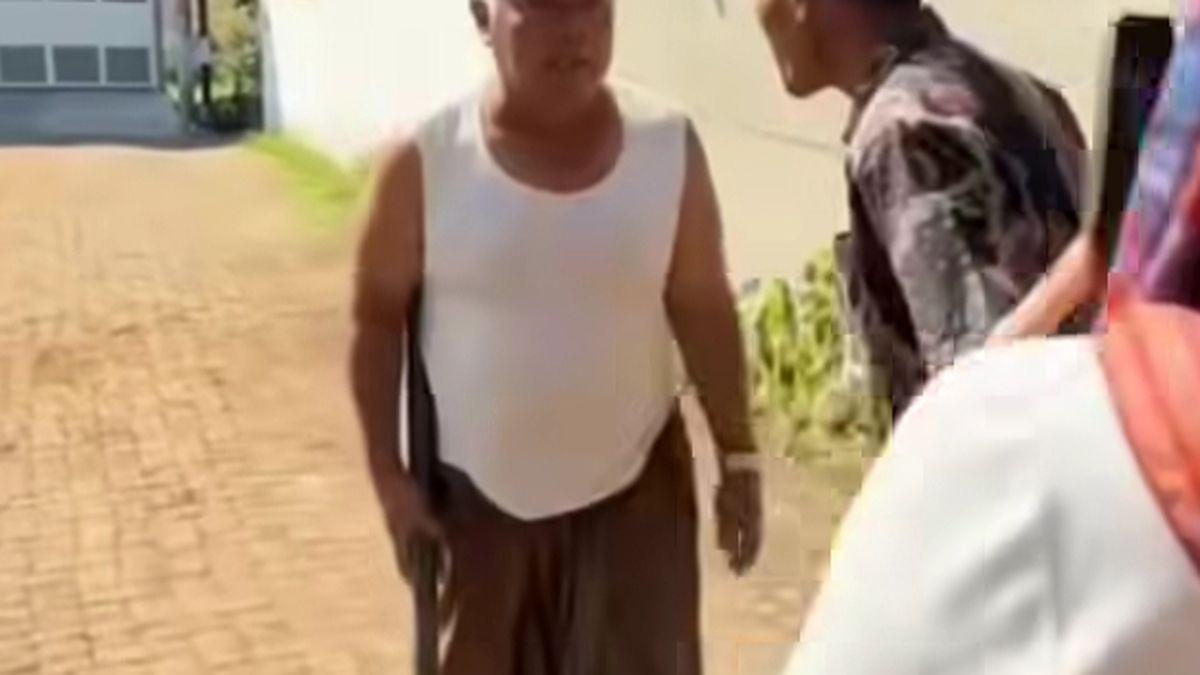 DOSEN UIN MALANG - Tangkapan layar salah satu video yang memperlihatkan salah Yai Mim menggunakan topi, kaos singlet, dan sarung terlibat adu mulut di suatu lingkungan pemukiman dengan keluarga Sahara.