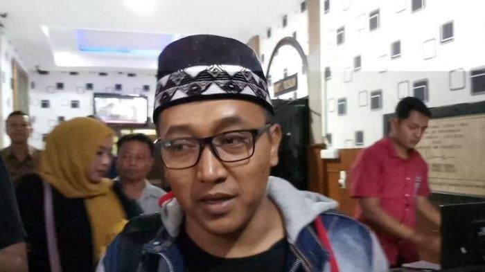 Suami dari mendiang Lina Jubaedah, Teddy Pardiyana di Polrestabes Bandung, Jawa Barat, Jumat (31/1/2020) - Teddy Pardiyana menjual mobil Kijang Innova untuk melunasi hutam mending Lina.