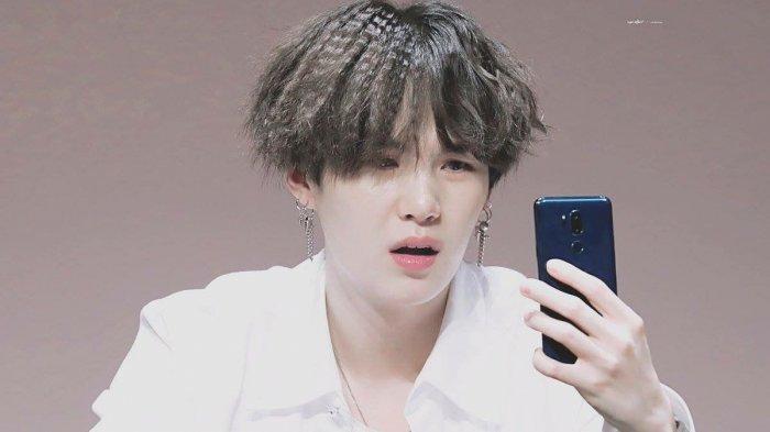 POPULER - Jin Tenangkan Yoongi, Suga BTS Khawatir Naik Perahu Saat Diajak Mancing