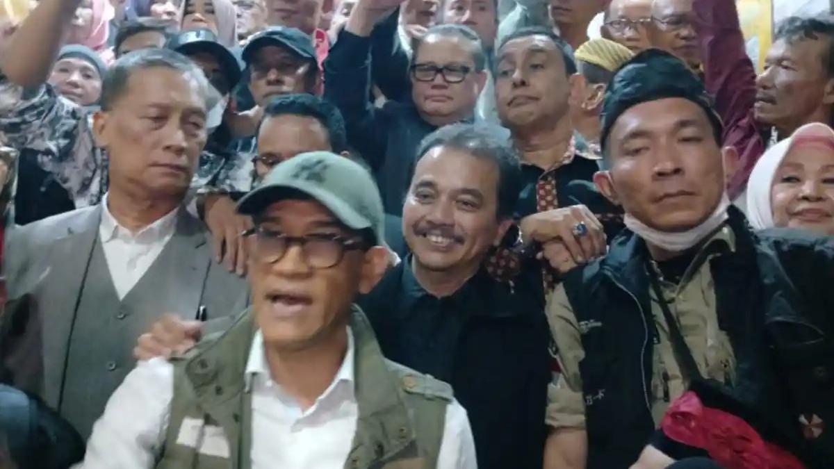 ROY TIDAK DITAHAN - Usai diperiksa penyidik Polda Metro Jaya selama sembilan jam sebagai tersangka kasus tudingan ijazah palsu Presiden ke-7 RI, Joko Widodo (Jokowi), Roy Suryo Cs akhirnya keluar dari Gedung Direktorat Reserse Kriminal Umum (Ditreskrimum) Polda Metro Jaya, Kamis (13/11/2025) malam. Roy Suryo terlihat tersenyum lebar saat meninggalkan ruang penyidik, karena dipastikan tidak ditahan dan ia disambut pendukungnya para emak-emak.