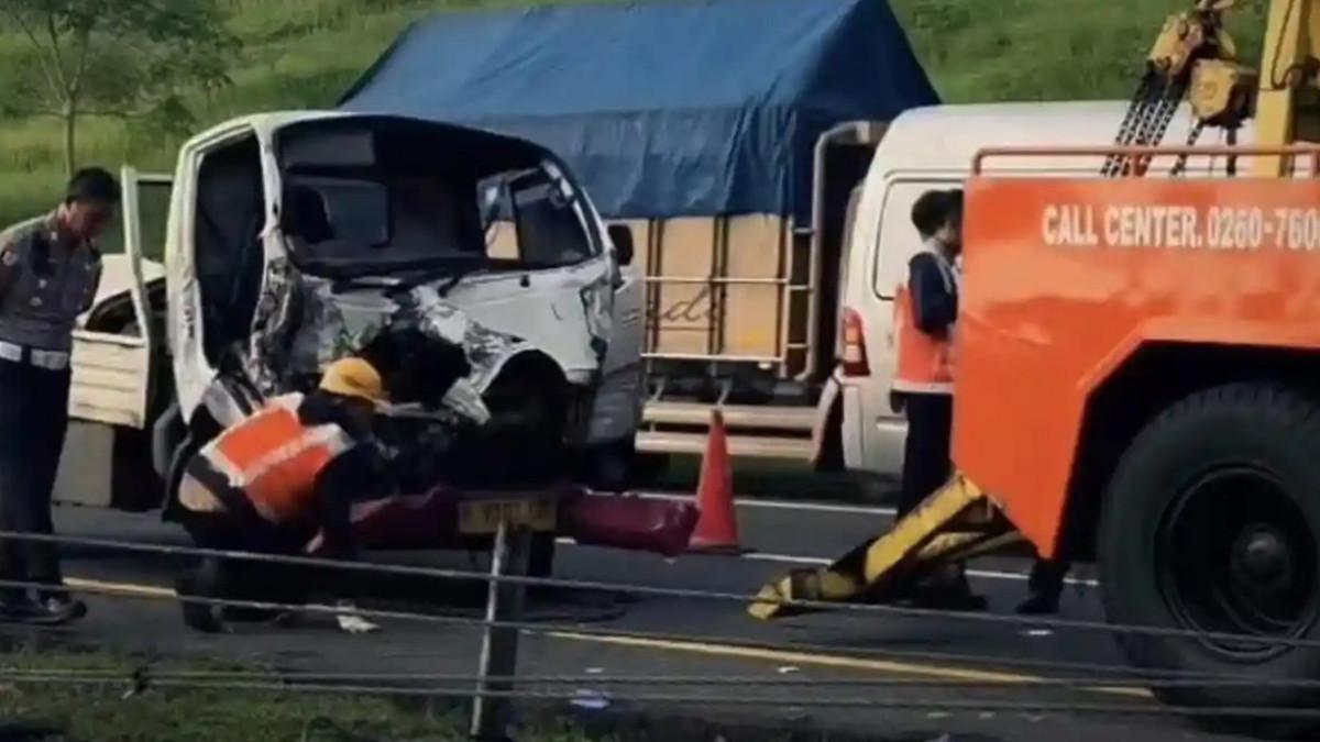 KECELAKAAN TOL CIPALI - Petugas mengevakuasi mobil pikap yang ringsek setelah terlibat kecelakaan di Tol Cipali KM 141+600 arah Jakarta, Sabtu (14/3/2026), dengan dua korban luka sempat terjepit di dalam kendaraan.