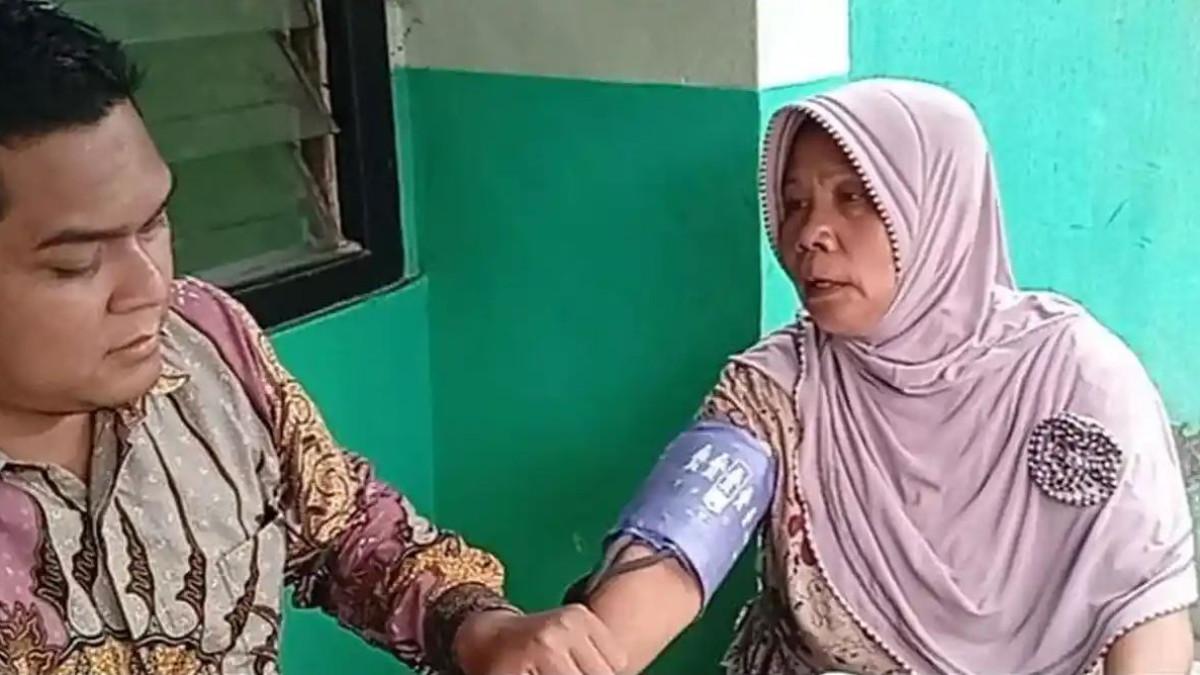 PENGUNGSI - Lansia diperiksa kesehatannya oleh tenaga kesehatan di posko pengungsian SDN 04 Supiturang, Kamis (20/11/2025). Sejumlah warga terdampak erupsi Gunung Semeru di wilayah Pronojiwo, Kabupaten Lumajang Jawa Timur mulai mengeluhkan masalah kesehatan, Kamis (20/11/2025).