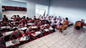 20-Soal-dan-Kunci-Jawaban-Bahasa-Jawa-Kelas-1-Semester-1-Tembang-Dolanan-Kang-Ngenalake-Bab-Dolanan.jpg