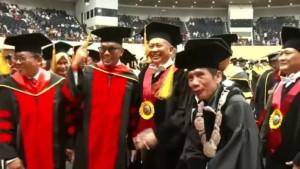 AHMAD-SAHRONI-WISUDA-Ahmad-Sahroni-diajak-foto-bareng-hadirin-saat-wisuda-S3.jpg