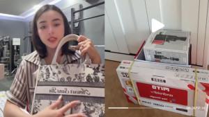 Amanda-Manopo-memberikan-souvenirnya.jpg