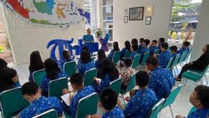 Bahasa-Indonesia-kelas-7-halaman-84-Apakah-perbedaan-kalimat-pada-kolom-kiri-dan-kolom-kanan.jpg