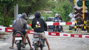 Dua-palang-pintu-perlintasan-sebidang-KA-Mbah-Ruwet.jpg