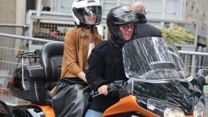Emma-Watson-naik-motor-saat-pergi-meninggalkan-acara-Paris-Fashion-Week.jpg