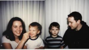GEMINI-AI-Ini-trik-menggabungkan-foto-masa-kecil-dan-sekarang-dalam.jpg