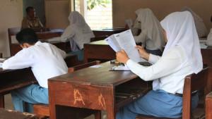 Jawaban-Bahasa-Indonesia-Kelas-11-Halaman-63-Bacalah-Kembali-Teks-Berjudul-Demonstrasi-Massa-Di-Atas.jpg