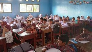 Jawaban-Pendidikan-Pancasila-Kelas-5-Halaman-79-Pikirkan-Jawaban-Dari-Pertanyaan-Daniel-Dan-Atu.jpg