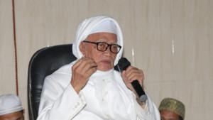 KH-ANWAR-MANSHUR-Sosok-KH-Anwar-Manshur-pengasuh-tertinggi-Pondok-Pesantren-Lirboyo-Kediri.jpg